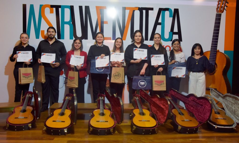 Ocho jóvenes paraguayos conservarán por un año guitarras de alta calidad para su formación
